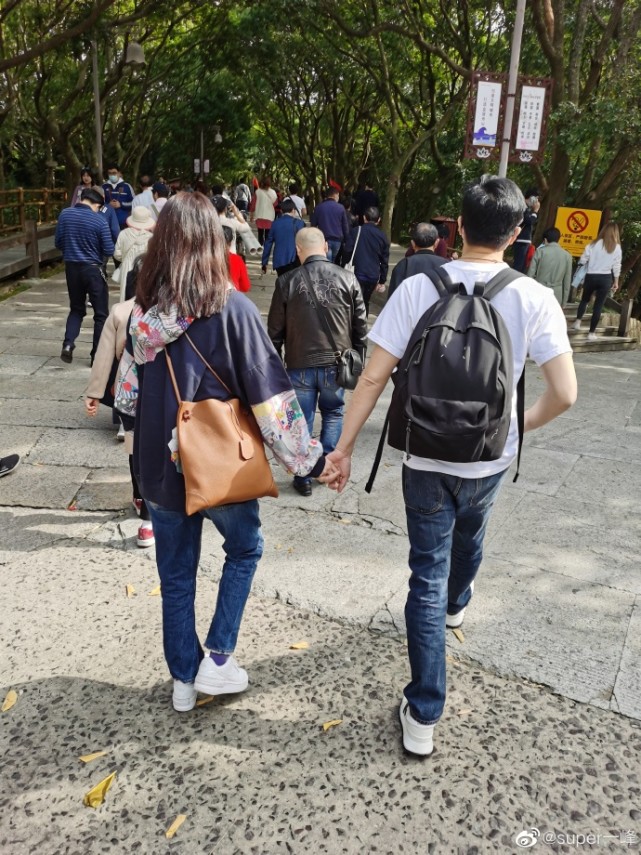 袁咏仪|袁咏仪张智霖去普陀山，夫妻搞怪合影，好友晒私底下二人恩爱牵手