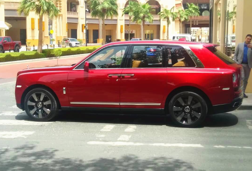 劳斯莱斯库里南|北京“双色”劳斯莱斯上路,法拉利躲10米远,车主怕了