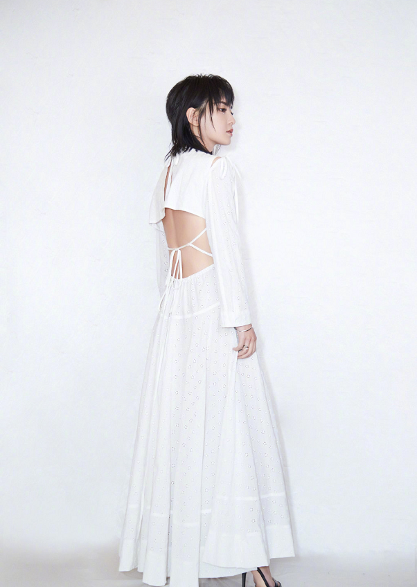 周笔畅|周笔畅的裙装造型太妖娆了，露着后背真抢镜，栓根绳子真有个性