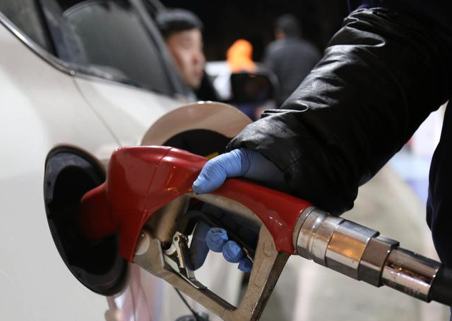 『油价』3月25日油价消息“成品油预计下调超1100元每吨”这是3月最后一次调价