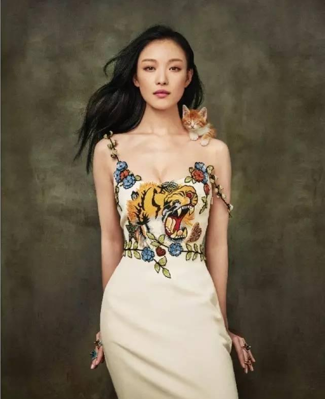 倪妮|这裙子也就倪妮穿着有质感，高端气质造型，很有宫廷教皇感