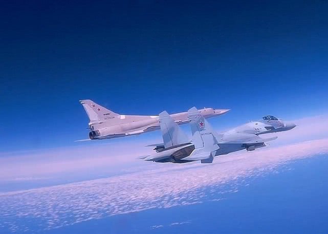 『轰炸机』美军轰炸机挂导弹飞越海峡，4国战机紧随其后！俄：局势空前恶化