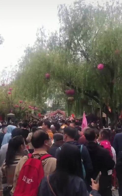 山东商报|半路想回家，冻得直喊妈！回头一看山下，妈妈也没办法