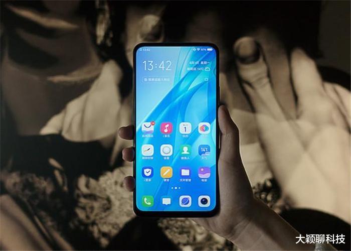 目前最轻薄的升降镜头手机，厚度仅8.5mm，论颜值恐怕是谁也不服！