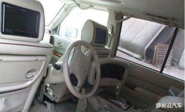 「收费站」200万路虎过收费站，打开车门的一瞬间，收费员直接吓哭了