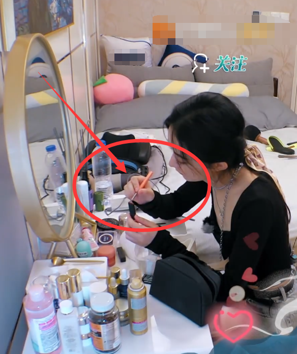 赵丽颖|明星上镜为啥那么精致？看到赵丽颖画口红的工具，这么多年白涂了！