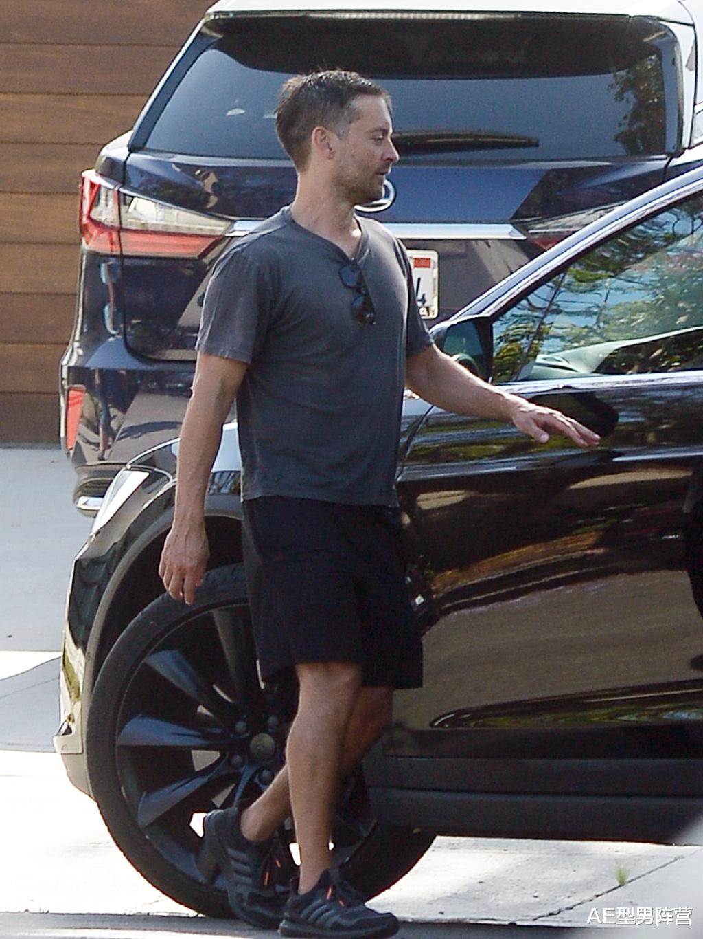 #托比·马奎尔#泪奔！45岁托比·马奎尔发际线爬上了头顶，初代蜘蛛侠也“秃了”