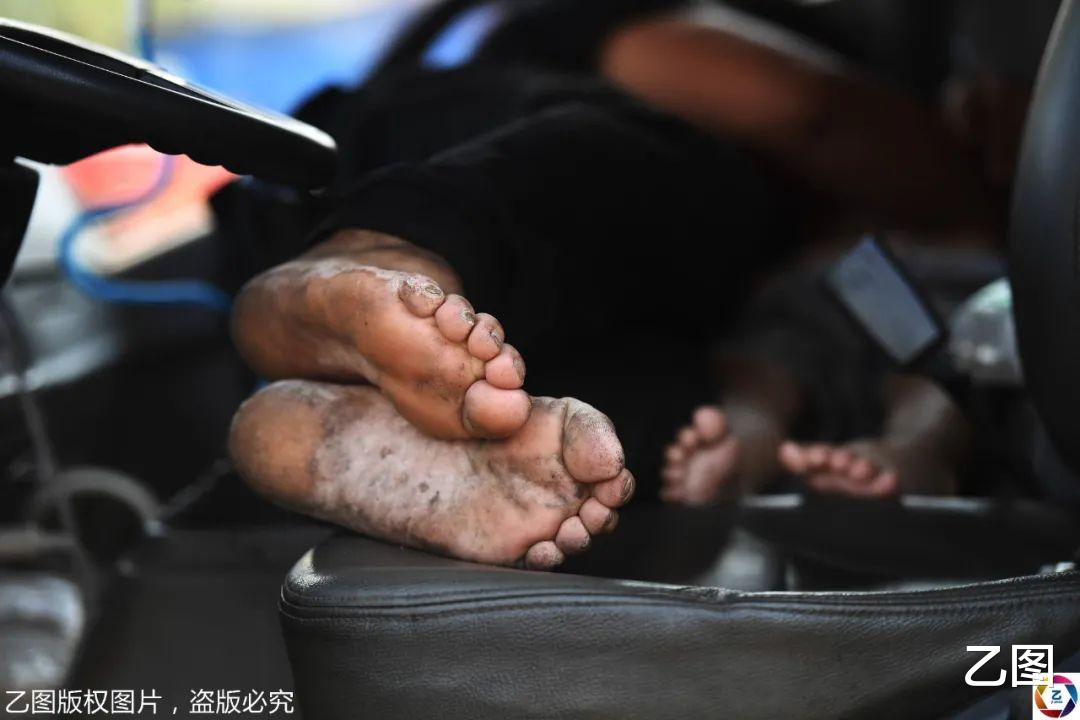 乙图|妻子跑了，90后货车司机带着病儿跑长途：最怕跑着跑着儿子没了