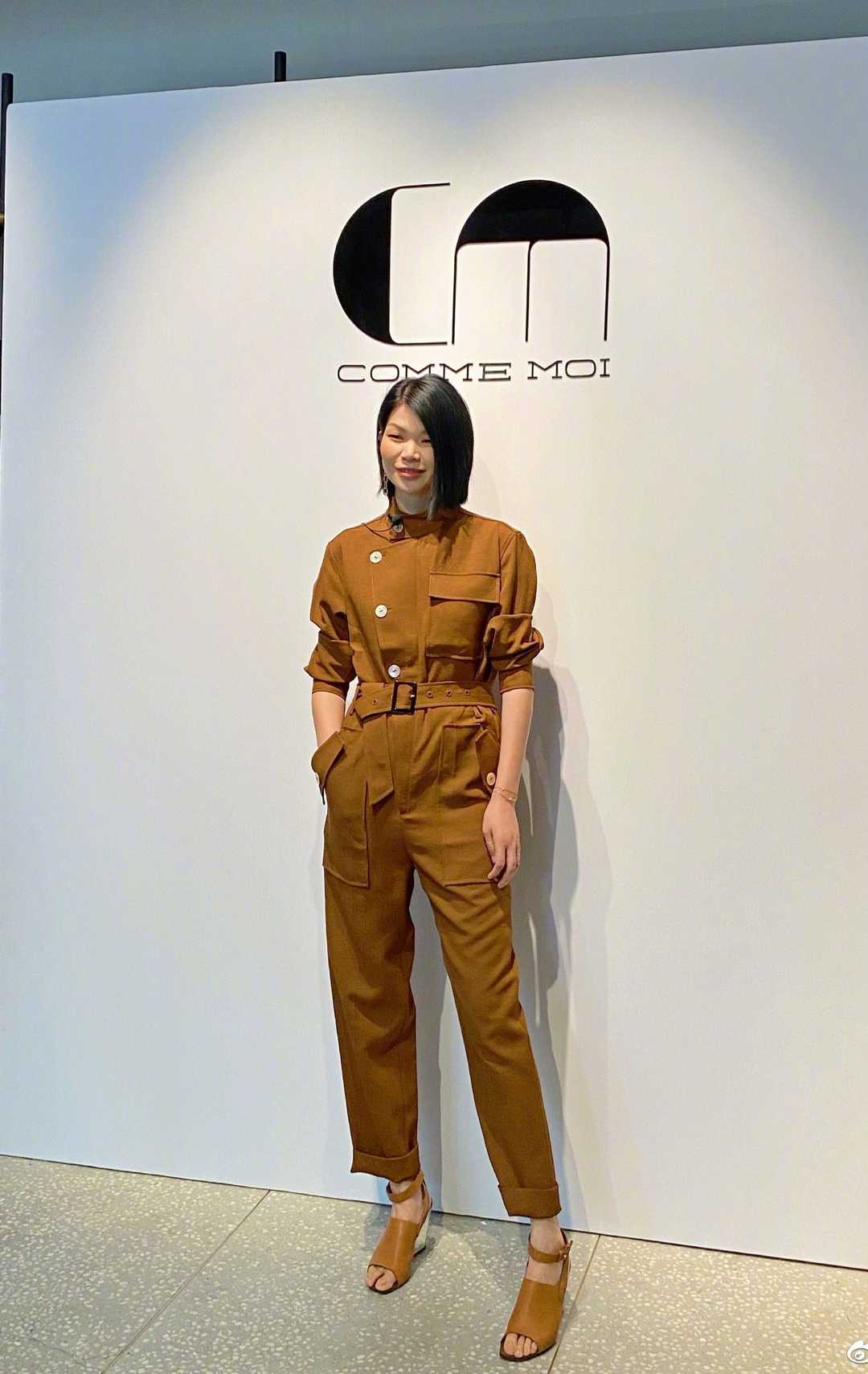 穿衣搭配|“超模”吕燕气质到骨子里，穿驼色连体裤配短发，比美女还迷人