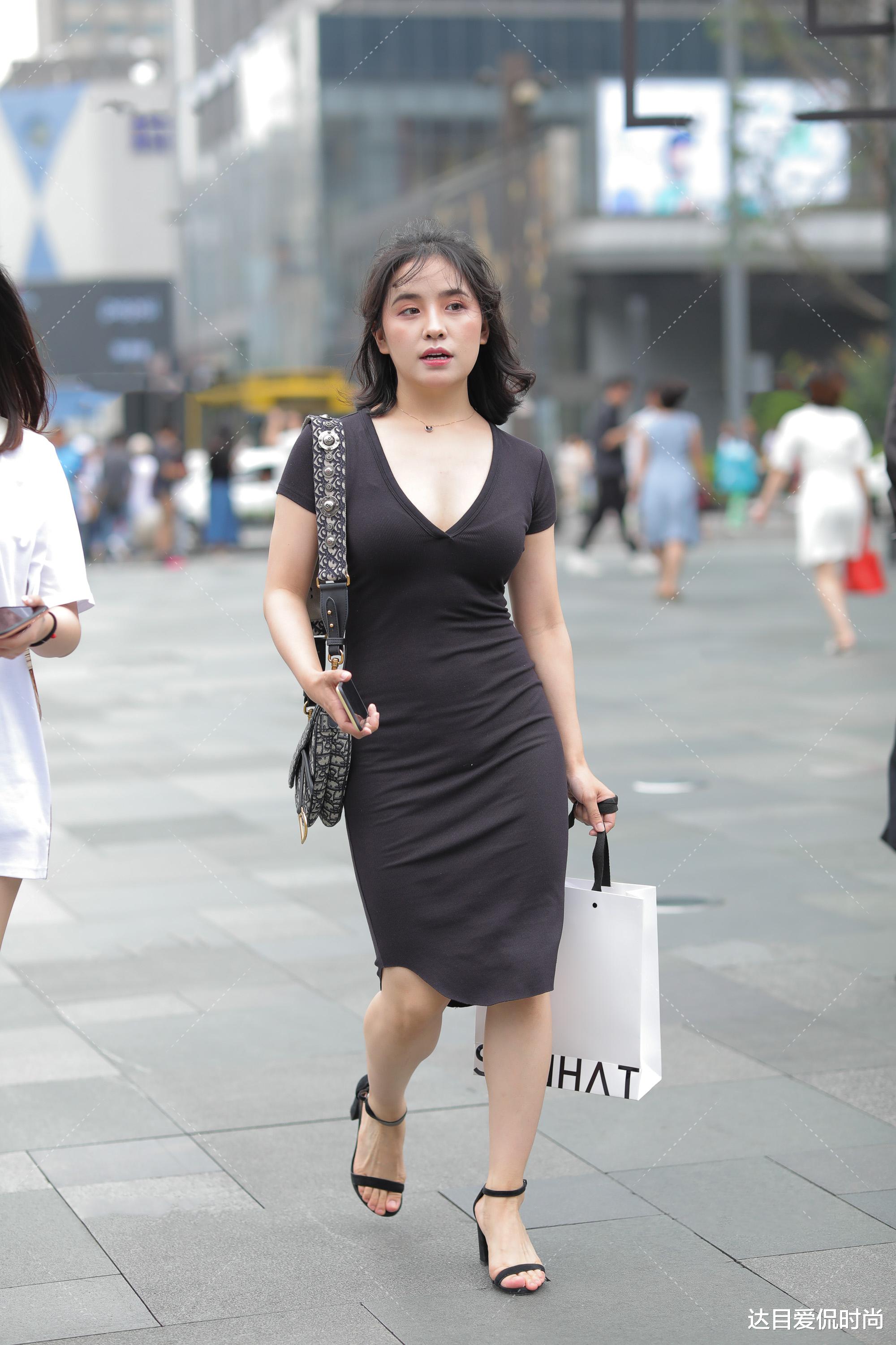 穿衣搭配▲瘦小女孩穿搭高级职场风，V字领搭配黑色系风格，意外秀出洒脱的高级感