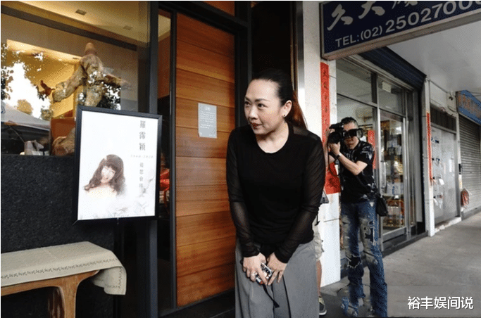 罗霈颖|罗霈颖灵堂曝光！粉白色花海簇拥，为了让其美美地走，特地放彩妆