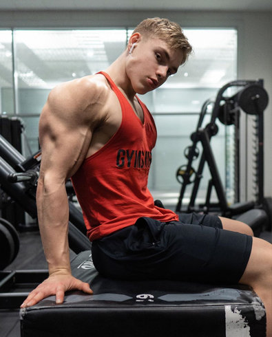 运动|别人家的18岁,1460天的努力,弱鸡变猛男,堪比专业健美运动员