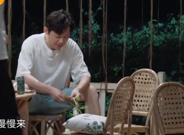 何炅|向往的生活剧本痕迹太重？何老师不小心露出破绽，导演慌忙用后期救场