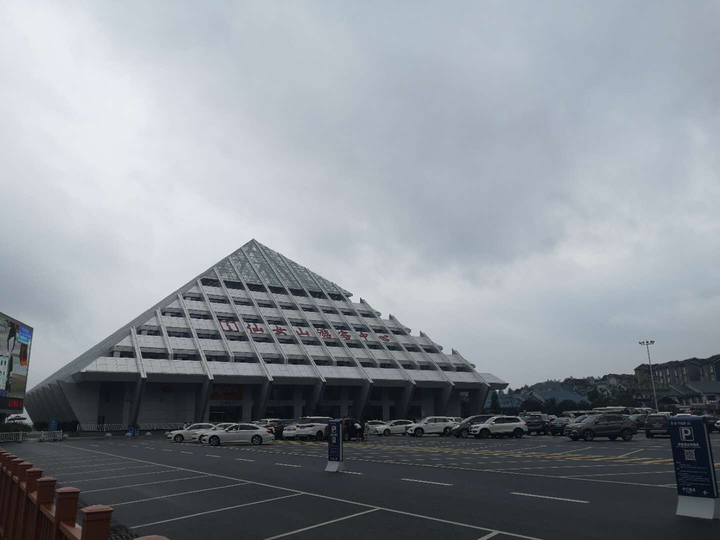 重庆|重庆商业开发过剩的小镇，漫山遍野都是豪华酒店，入住率却不高