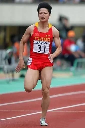 国足:相差巨大!易建联的手臂,苏炳添的大腿,朱婷的肩膀,国足的肚子