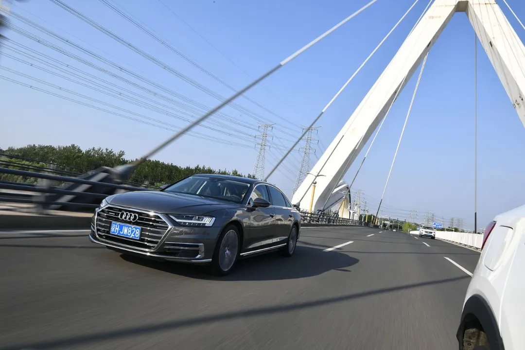 试驾|奥迪A8L试驾：5.54秒破百，只有看到车才会懂