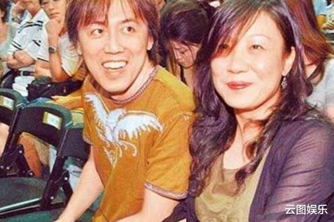 张宇|张宇与妻子十一郎为爱子庆生，22岁儿子罕露面，比老爸高大帅气