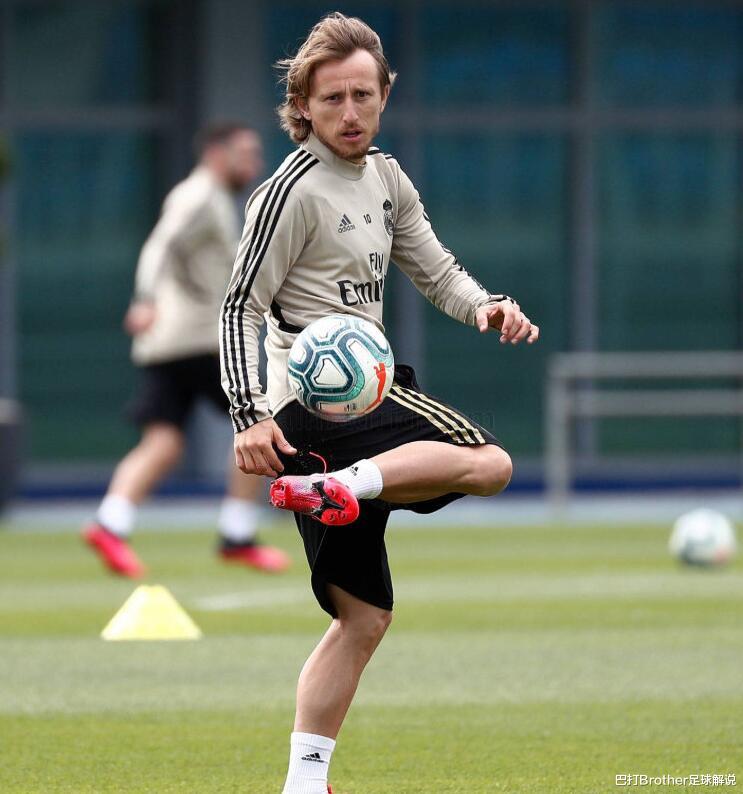 『梅西』皇马开启复训!拉莫斯伊斯科魔笛男人味十足,齐达内谨慎全副武装