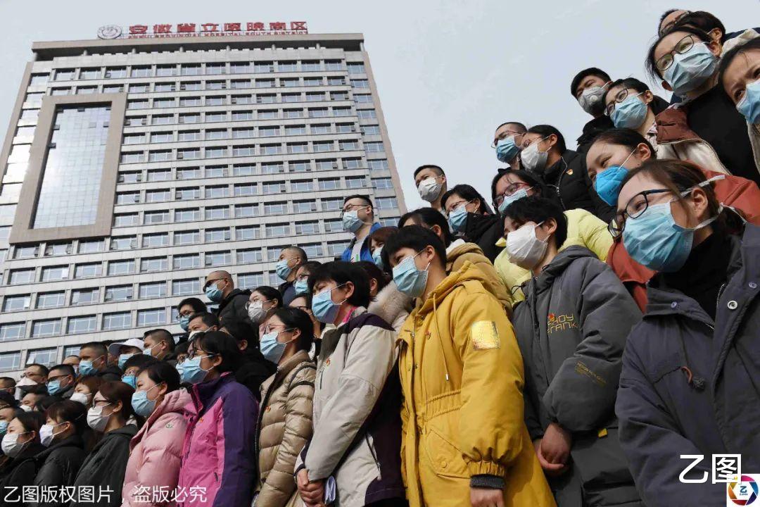 乙图|援鄂护士送儿子到武汉报到，被鲜花和记者包围，儿子被阵势吓懵了