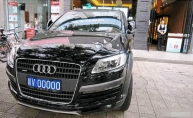 豪车：女车主花320万拍下的车牌，没8没6，挂在豪车上！