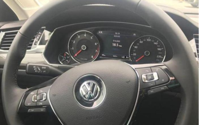 大众汽车@不到30万提大众辉昂，内饰比5系还舒服，掏出钥匙车主看懵了