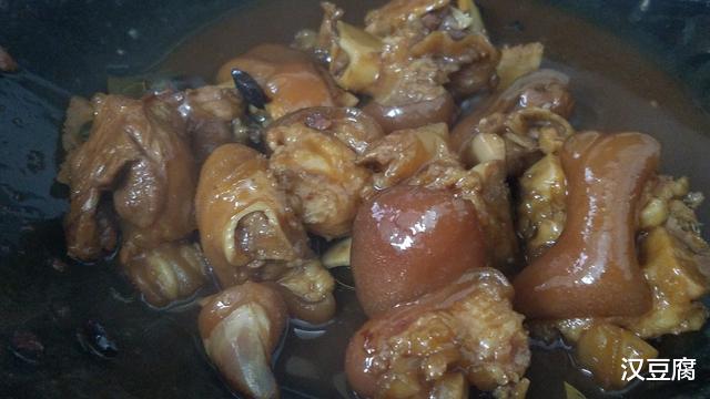【烧烤】酱焖猪脚的做法，鲜香美味又下饭，味道很棒的一道家常菜
