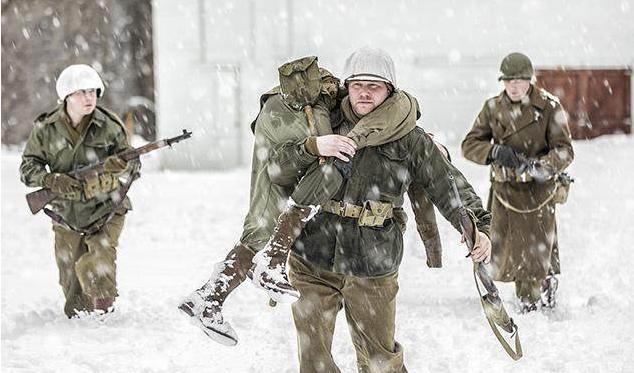 「护士」战场上1颗子弹，同时击中一男一女，竟然造成女孩怀孕, 发生了什么