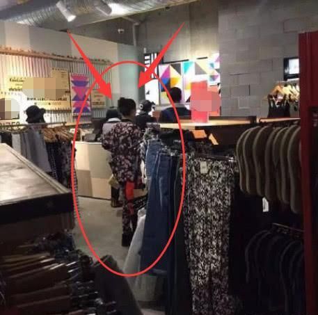 赵丽颖|赵丽颖早年逛打折店照片曝光，看清打扮，这谁敢上前认？