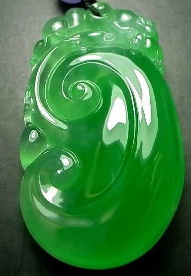 「文玩」一位大姐将自己收藏100条翡翠手镯拿给行家欣赏，行家吓的一咿噔