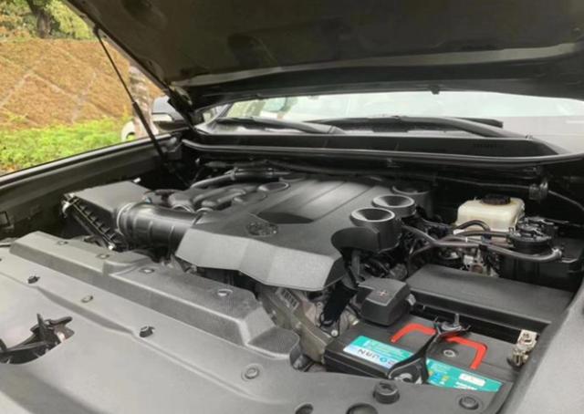 【丰田普拉多】2020款丰田霸道来了，标配全时四驱，一箱油能跑1500公里？