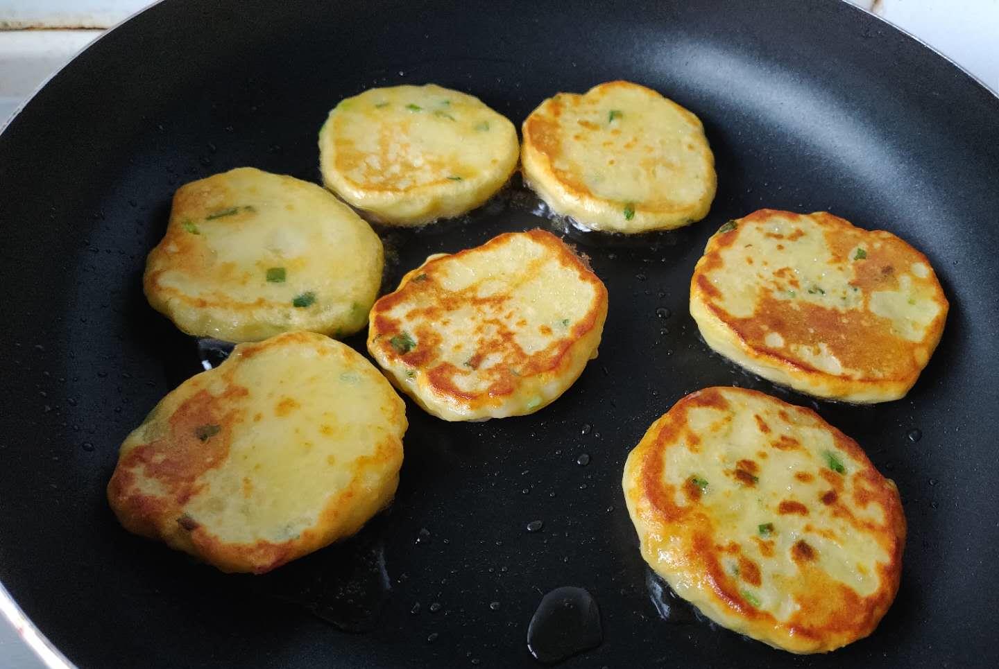 土豆|夏天，不吃肉也要吃它，3元1斤，维生素含量极高，做成小饼最好吃