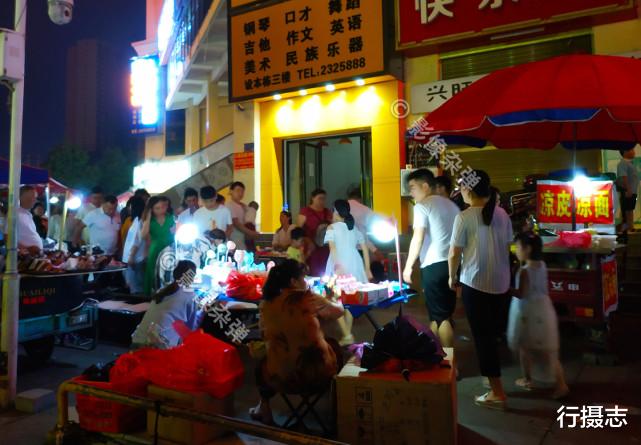 行摄志|直击湖南小县城夜经济，几公里的地摊壮观热闹，老百姓最爱来闲逛
