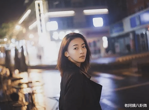 央视|出门带6个助理30多个保镖，被央视曝光批评后，她仍旧是“不知悔改”！