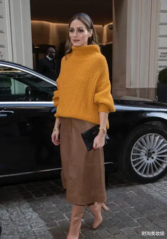 穿衣搭配|陈法蓉携父亲亮相,高领毛衣配白色外套端庄优雅,超短发好洋气