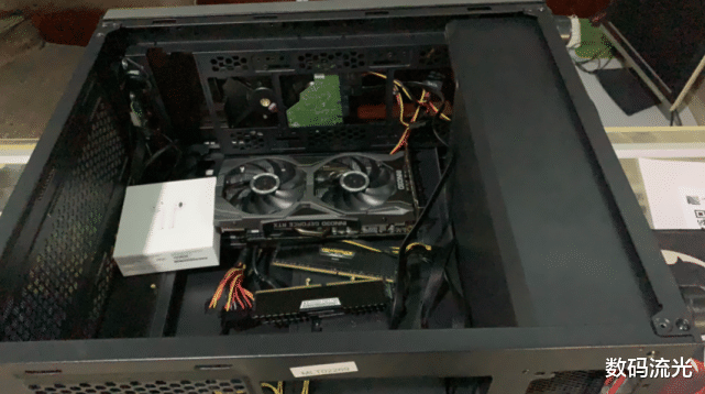 主板|后悔来不及！大学生玩游戏怒拍桌子，一杯水撒下去，800不见了！