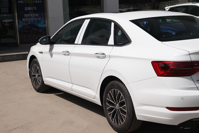 [本田雅阁]大众也放下尊严！16万降到12.7万，30天卖27028辆，还买啥雅阁