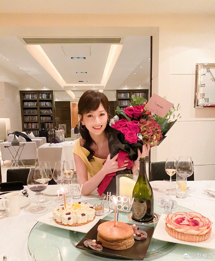 赵雅芝|白娘子赵雅芝庆祝66岁生日,手捧鲜花冻龄宛如少女