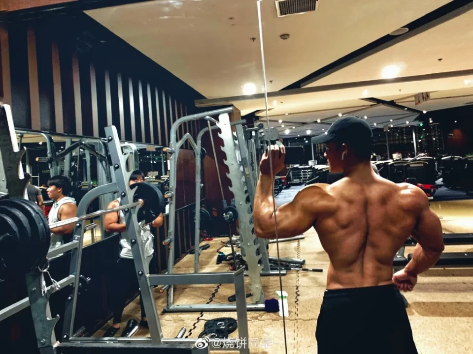 健身|江苏92年肌肉猛男因淋浴湿身照走红，这个肌肉什么水平？