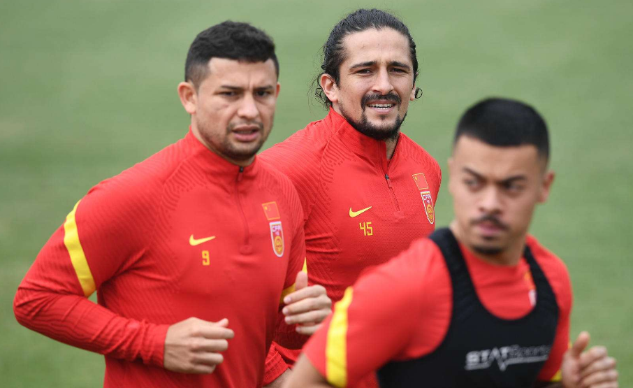 「国足」比归化球员更耀眼！中甲本土王两球定乾坤，国足早该给他机会！