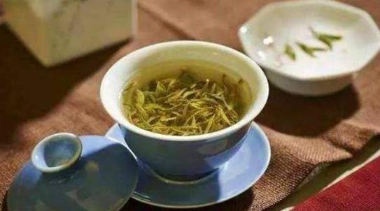 后宫史|皇帝起床要先“洗龙沟”,宫女们纷纷抢着伺候,究竟有什么好处?