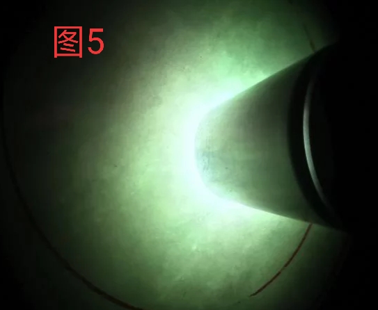 「翡翠」观皮识玉：玉皮是玉肉的外部表现，砂粒疏松种质嫩。