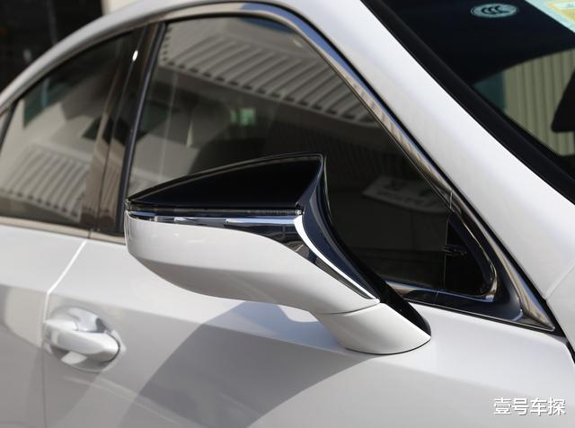 「SUV」丰田旗下得意的轿车，与A6L同档次，油耗4.2L，加价提车月销过万