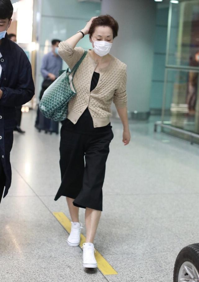 阿黛尔|57岁毛阿敏真时髦，卡其色针织衫内搭一身黑，配棕色短发超显白