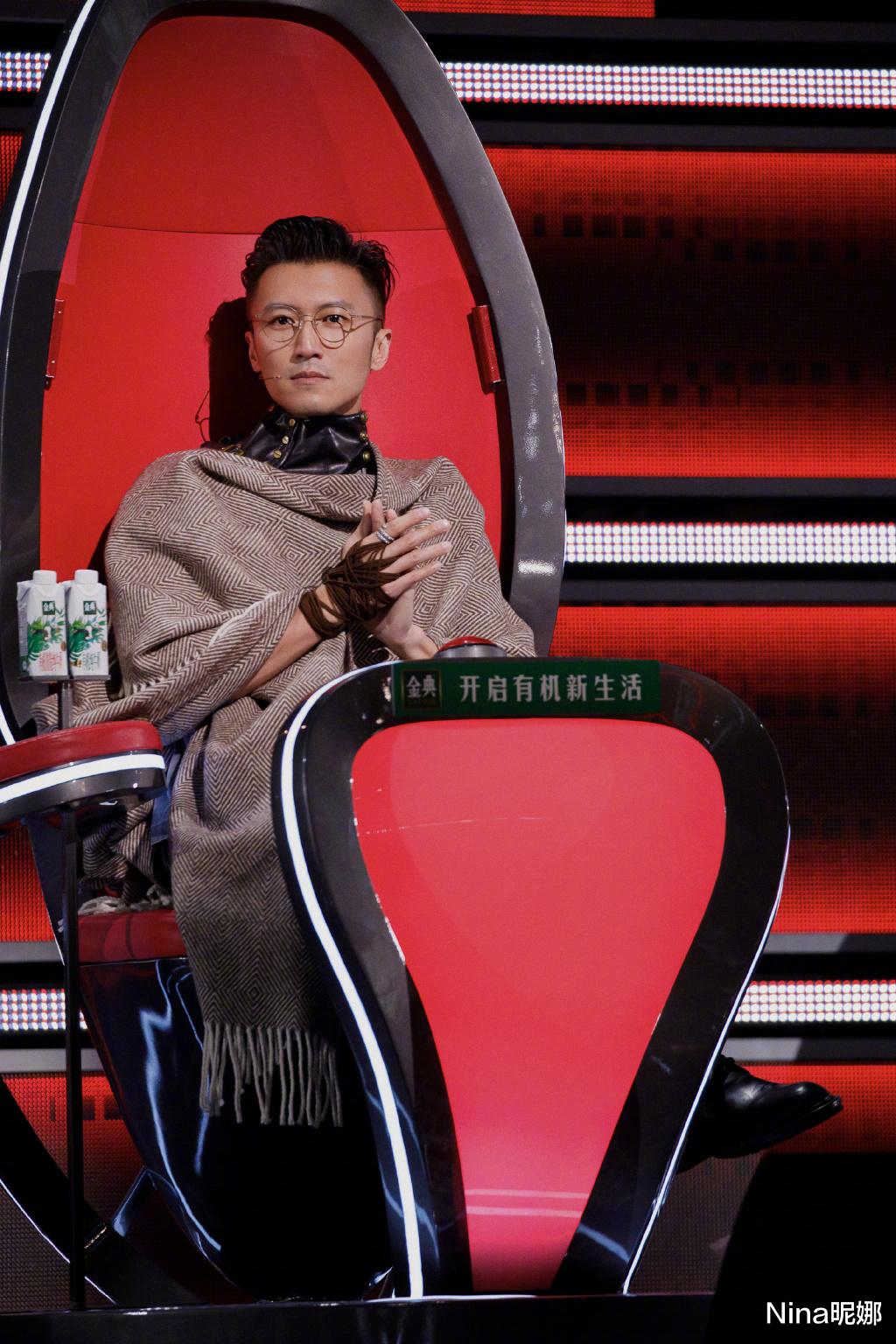 谢霆锋|40岁谢霆锋做导师真时髦，穿高领毛衣，罕见“贵妇”披肩太洋气