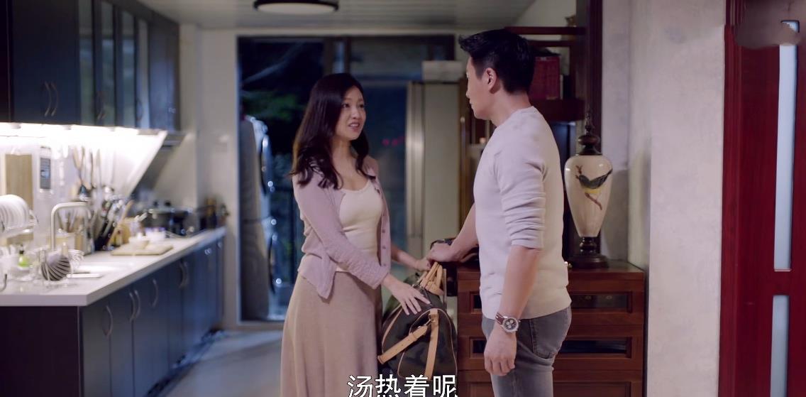 「周里京」靳东新剧遭翻车，评分仅5.2，“中年怨妇团”这次终于翻身了