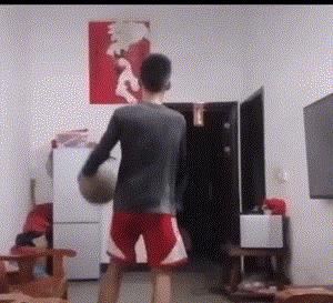 【】一位独臂篮球少年震撼了无数人,打球是快乐的,训练是痛苦的