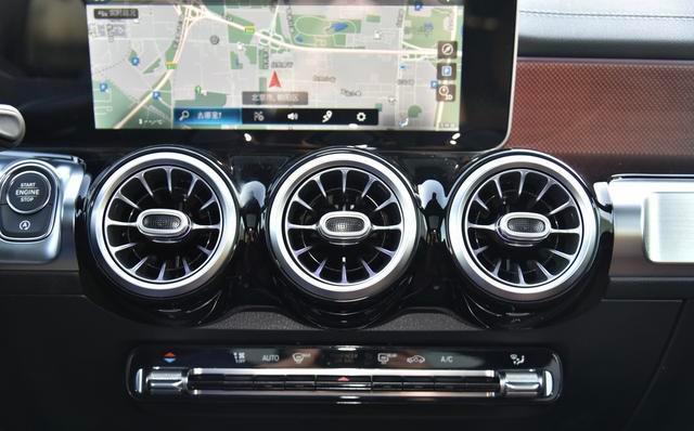 动力：奔驰又被捧红一次，3个月卖13024台，30.28万配七座，一公里4.5毛