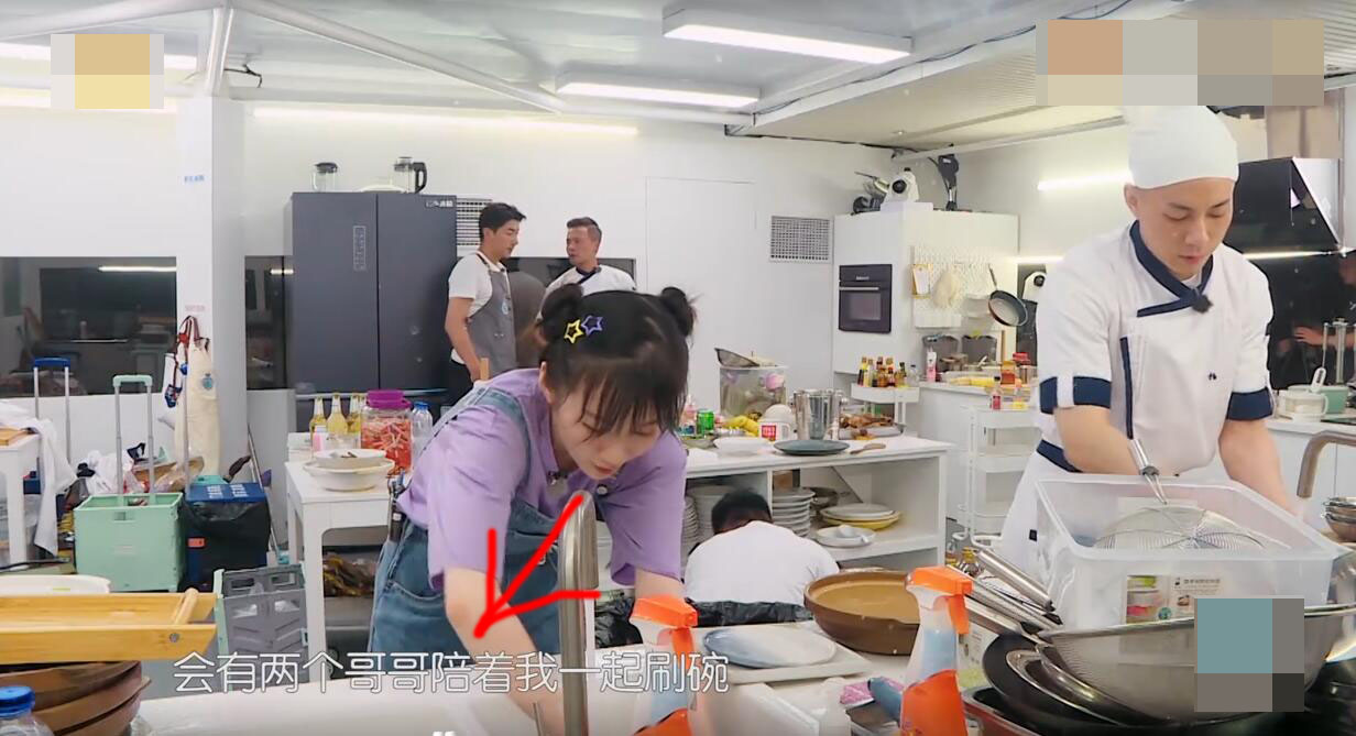 赵丽颖|《中餐厅》赵丽颖面对卡斯柏土味情话面带不悦，与李浩菲区别明显