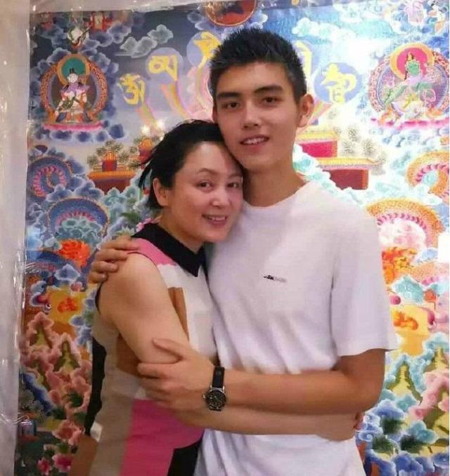 成龙|?成龙捧儿子,陈红捧儿子,宋丹丹捧儿子,而她不管儿子却成为了影帝