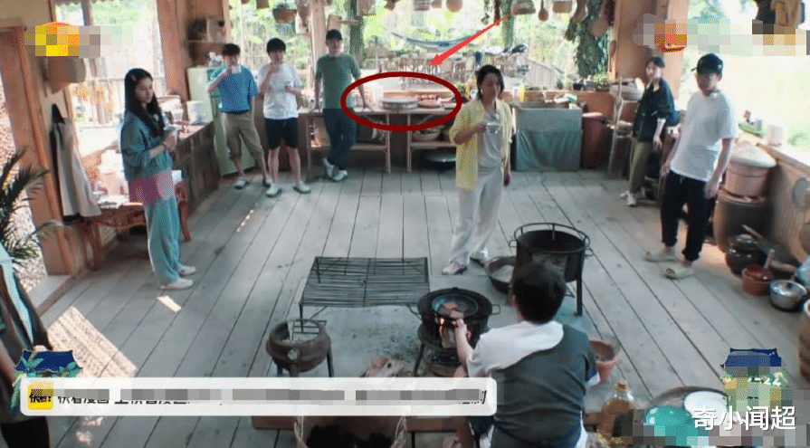『』向往的日子：大家都在厨房站着，镜头扫过桌上调料瓶，真做饭假做饭太清楚了